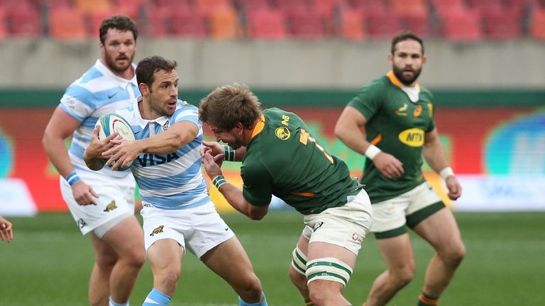 Nicolás Sánchez of Argentina breaks free from Kwagga Smith of South Africa during the Castle Lager Rugby Championship