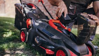Lawn mower maintenance: check the battery