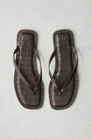 yyV6GWZsvbkxqMm8wNCWyQ-320-80 هذا النمط بانت مع Flip-Flops يخلق مجموعة الصيف الأكثر روعة