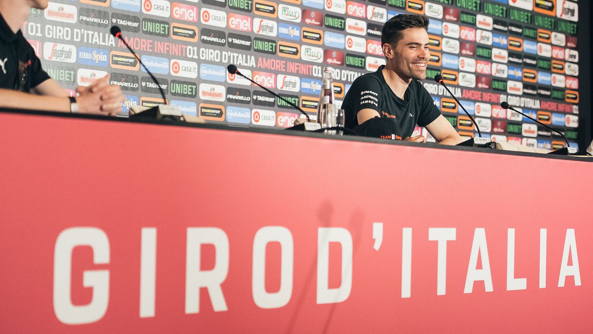 Tom Dumoulin talks to the press ahead of the race