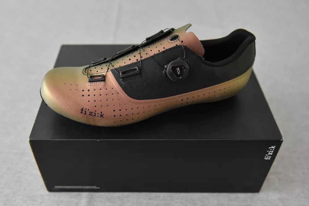 Image shows the Fizik R4 Tempo Overcurve road cycling shoes