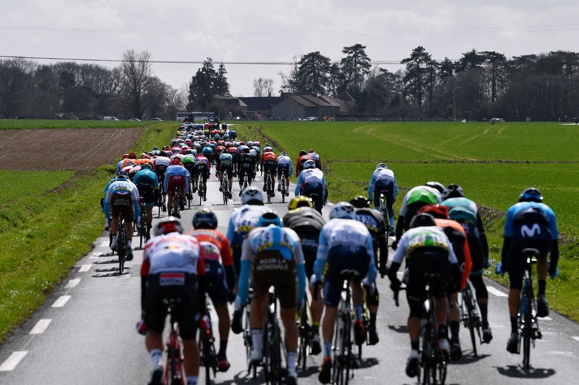 The peloton shattered in the crosswinds
