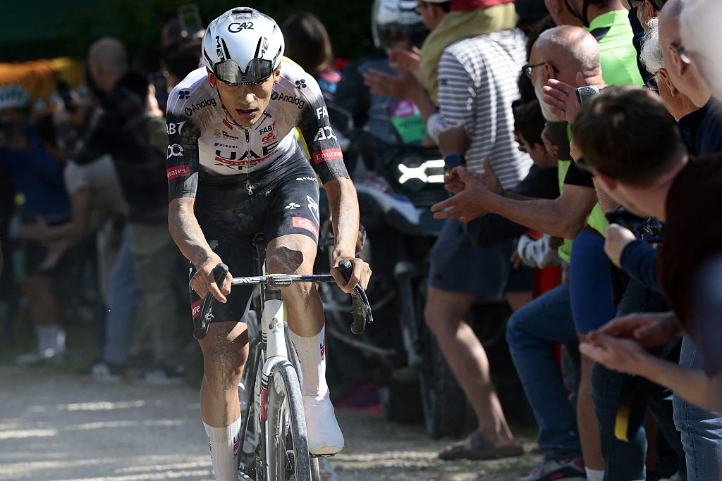 del UAE Team Emirates XRG&#039;s Mexican rider Isaac Del Toro rides in a breakaway on a gravel section during the 9th stage of the 108th Giro d&#039;Italia cycling race in Colle Pinzuto near Siena, on May 18, 2025. (Photo by Luca Bettini / POOL / AFP)
