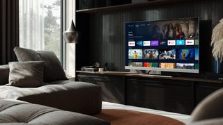En promobild för de nya TV-apparaterna från Sharp, som visar huvudmenyn på en TV i ett mörkt vardagsrum.