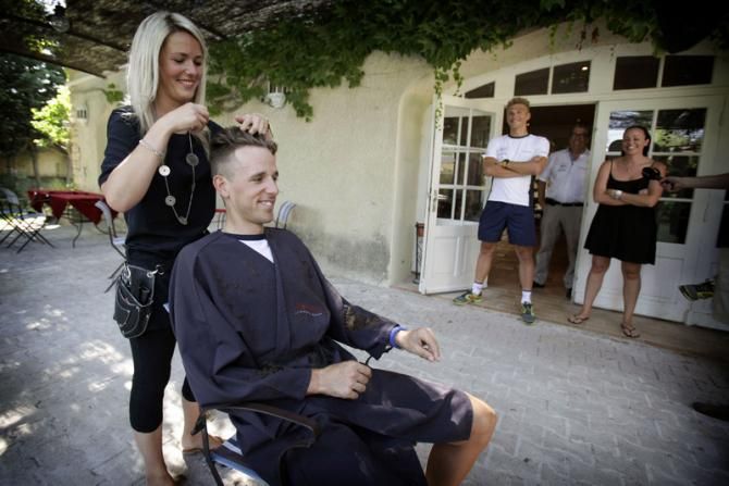 Marcel Kittel and Koen de Kort had a bet over whether the German sprinter could win three stages. This was the result