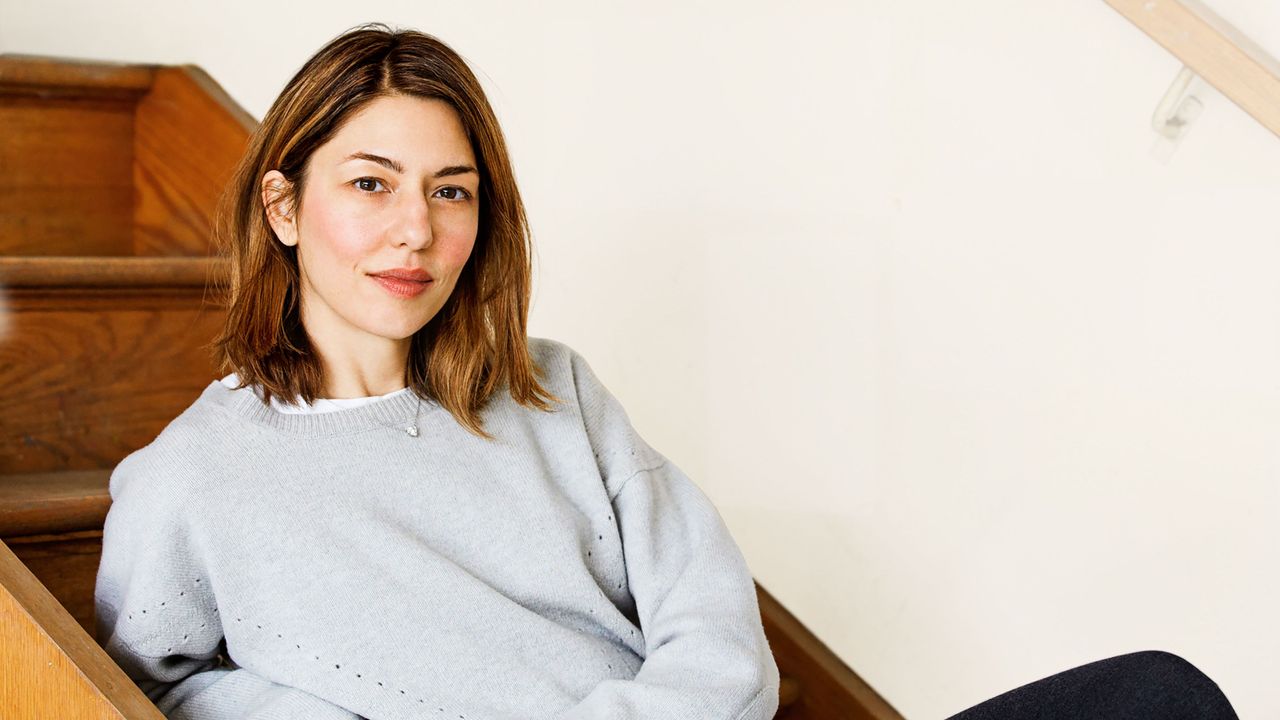 Comfort, Hairstyle, Sitting, Eyelash, Brown hair, Long hair, Portrait photography, Photo shoot, Lap, Sweater, 