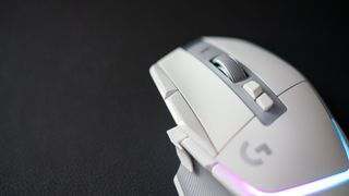 Logitech G502 X Plus -pelihiiri RGB-valot päällä mustalla hiirimatolla