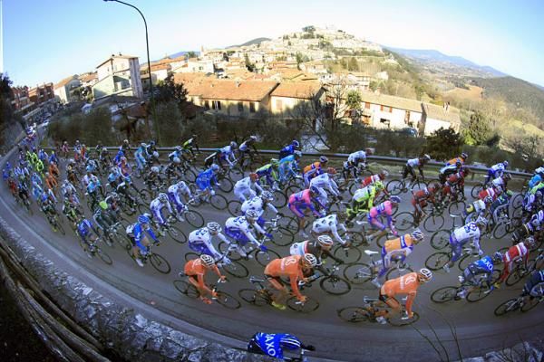 The peloton en route from Amelia to Chieti during stage 4.