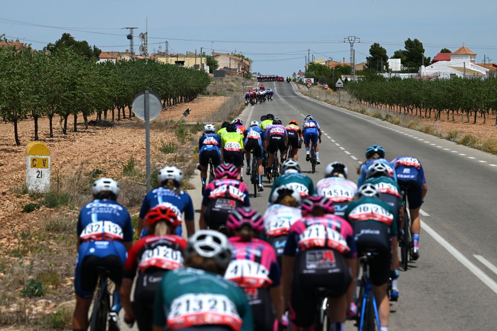 LA RODA SPAIN MAY 03 A general view of the peloton competing in echelons formation due to the due crosswind during the 9th La Vuelta Femenina 2023 Stage 3 a 1578km stage from Elche de la Sierra to La Roda UCIWWT on May 03 2023 in La Roda Spain Photo by Dario BelingheriGetty Images