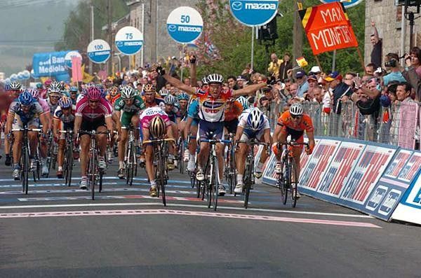 Robbie McEwen (Davitamon-Lotto) wins stage 4