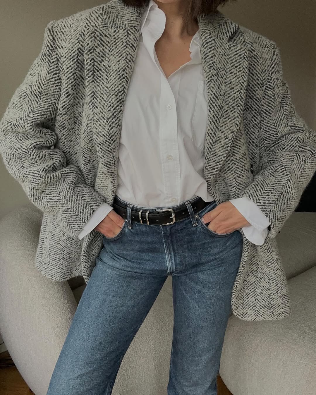 woman wearing high rise skinny jeans, blazer, and belt