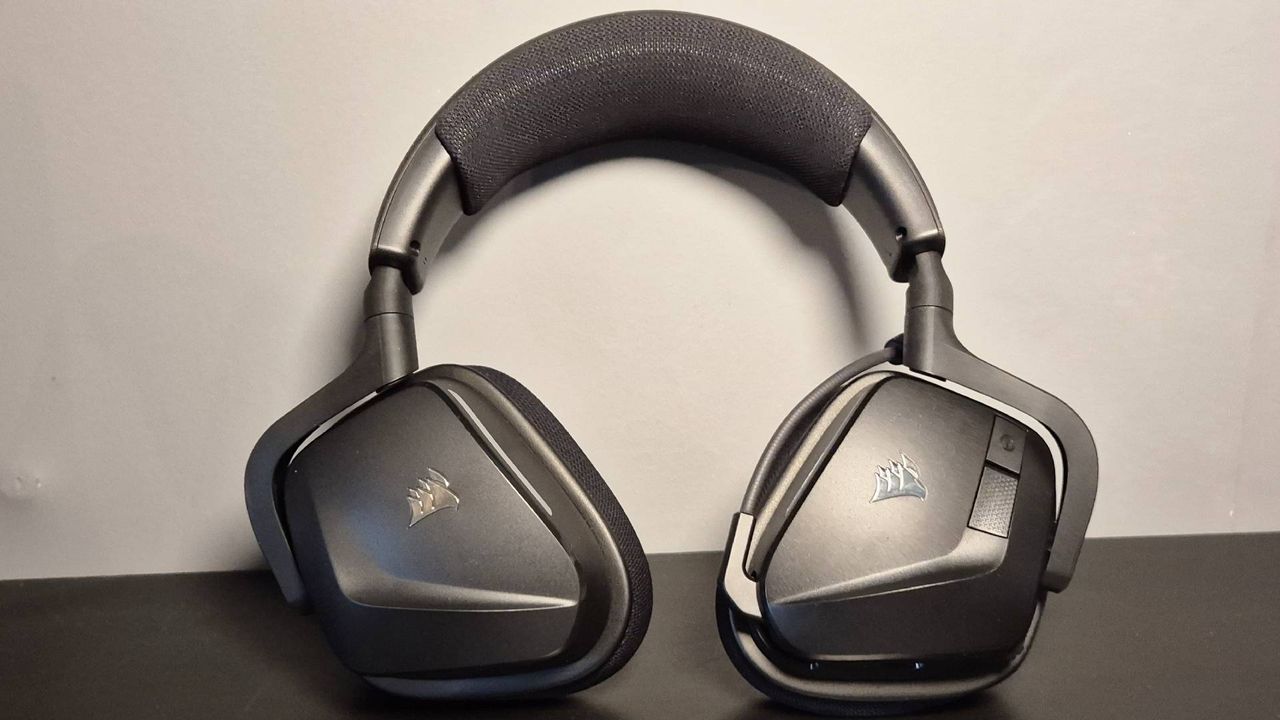 Photo of the Corsair Void Wireless V2 gaming headset, taken by writer Rosalie Newcombe.