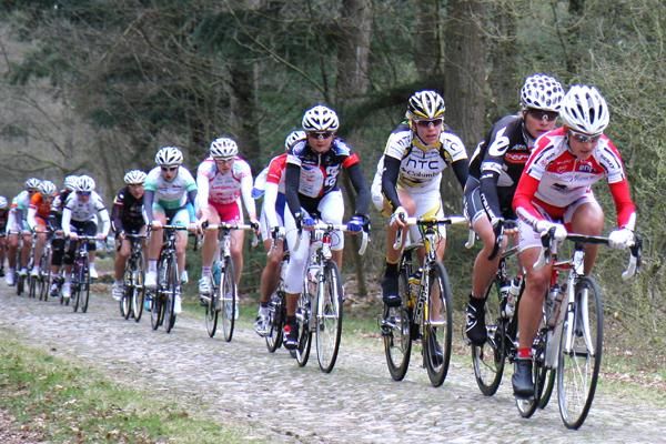 The peloton negotiates the cobblestones.