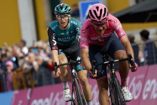 Giro dâ€™Italia 2022 - 105th Edition - 17th stage - Ponte di Legno - Lavarone 168 km - 25/05/2022 - Jai Hindley (AUS - Bora - Hansgrohe) - Richard Carapaz (ECU - INEOS Grenadiers) - photo Ilario Biondi/SprintCyclingAgencyÂ©2022 