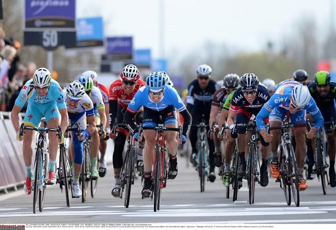Tyler Farrar wins the bunch sprint for second in Dwars door Vlaanderen