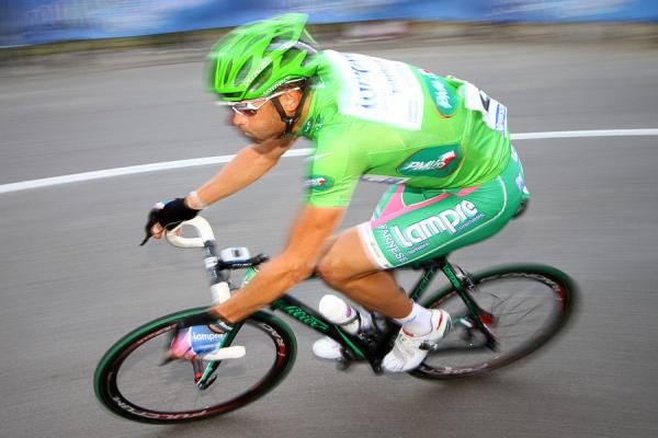 Alessandro Petacchi displays his green jersey in Wolvertem-Meise