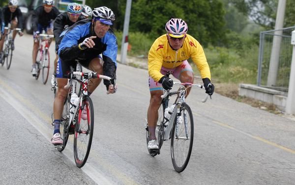 Matteo Tosatto (Quick Step) and Alexandre Vinokourov (Astana) talk tactics