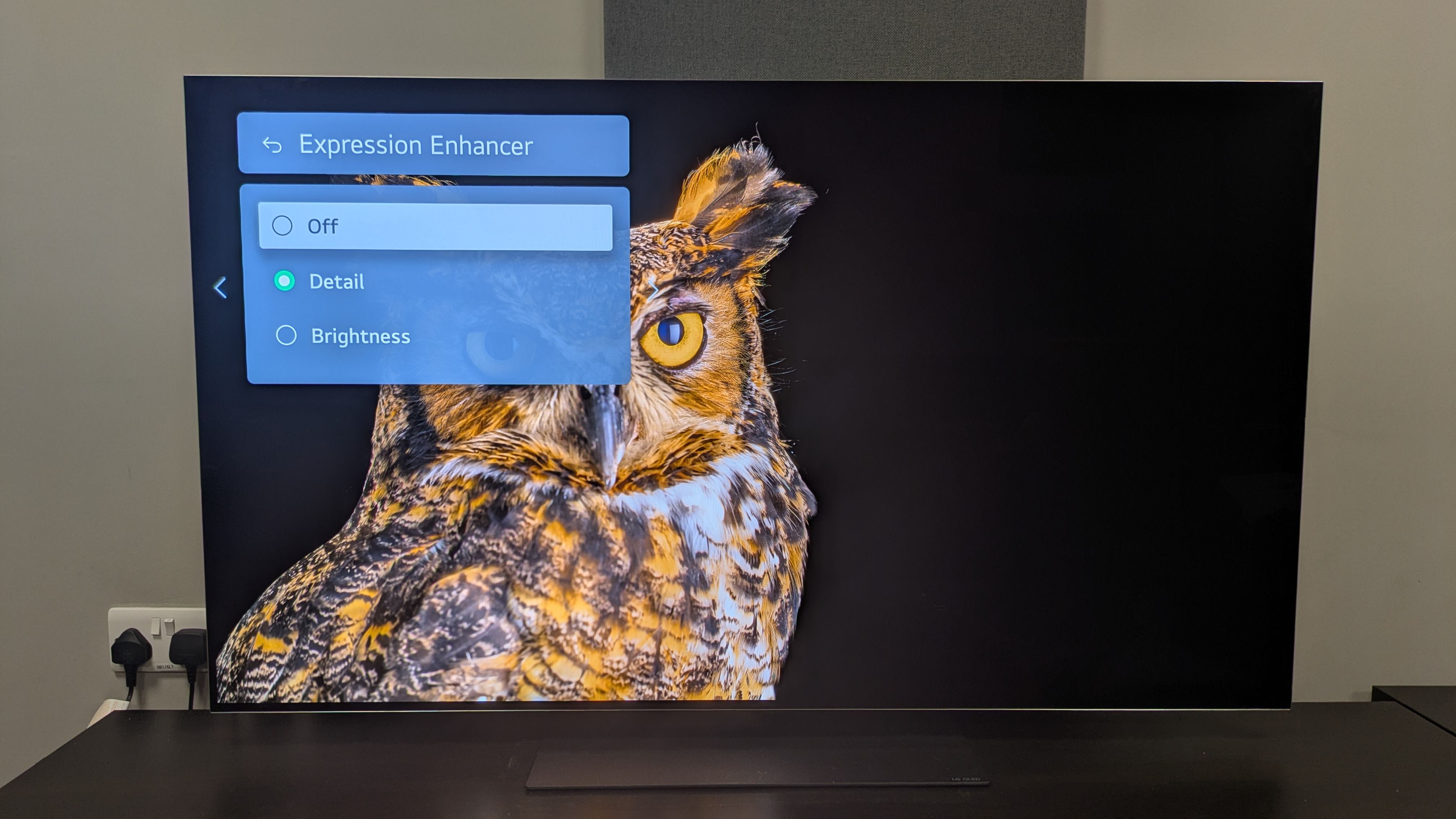 LG G5 with owl on screen and expression enhancer setting menu
