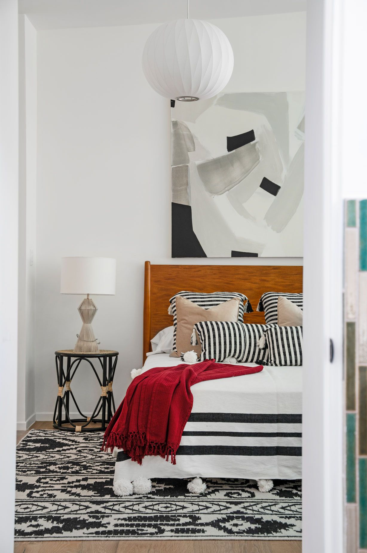 lempar pola merah di kamar tidur hitam dan putih