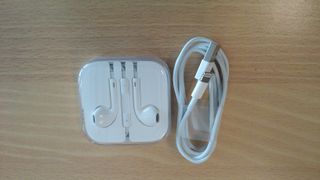 Apple iPhone 5 - Lightning connector and Earpods
