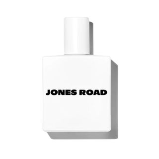 El detergente para ropa perfuma la fragancia Jones Road en la ducha