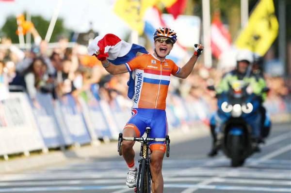 Pure ecstasy for Marianne Vos (Netherlands) and the Dutch fans as she adds a world championship to her remarkable 2012 season.