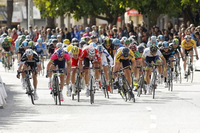 Sacha Modolo (Lampre Merida) dives for the line