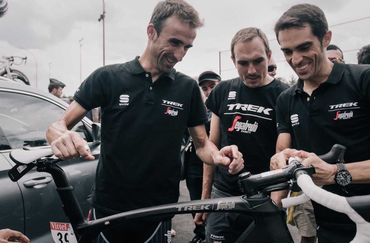 Zubeldia shows off his bike to Alberto Contador and John Degenkolb