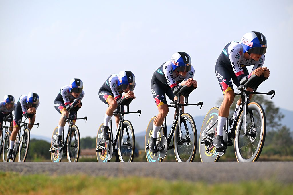 FIGUERES, SPAIN - AUGUST 27: Jai Hindley of Australia, Giovanni Aleotti of Italy, Nico Denz of Germany, Finn Fisher-Black of New Zealand, Giulio Pellizzari of Italy, Matteo Sobrero of Italy, Tim Van Dijke of Netherlands, Ben Zwiehoff of Germany and Team Red Bull - BORA - hansgrohe compete during the La Vuelta - 80th Tour of Spain 2025, Stage 5 a 24.1km team time trial stage from Figueres to Figueres / TTT / #UCIWT / on August 27, 2025 in Figueres, Spain. (Photo by Tim de Waele/Getty Images)