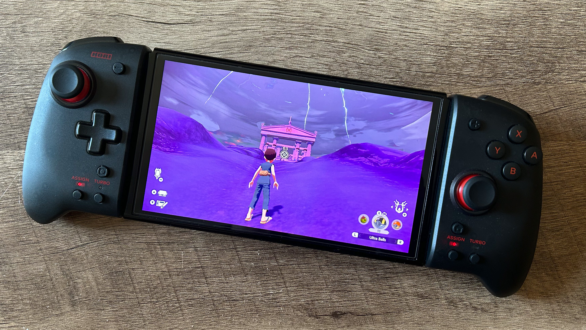 Manettes Hori Split Pad Pro sur Nintendo Switch OLED jouant à Pokemon