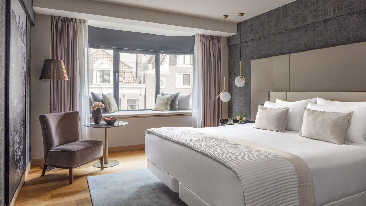 There are 402 rooms and suites in the hotel