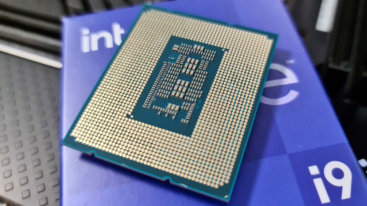 Intel Core i9 12900K up-close images with the chip exposed