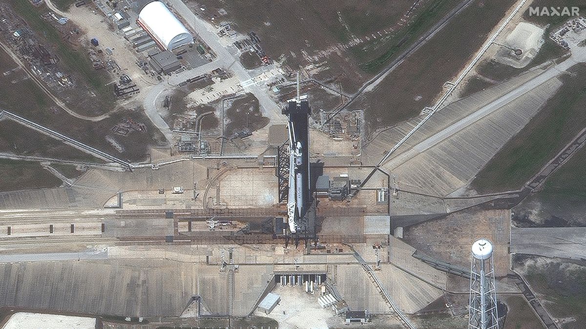 Here's what SpaceX's 1st spaceship to carry astronauts looks like from space (satellite photos)