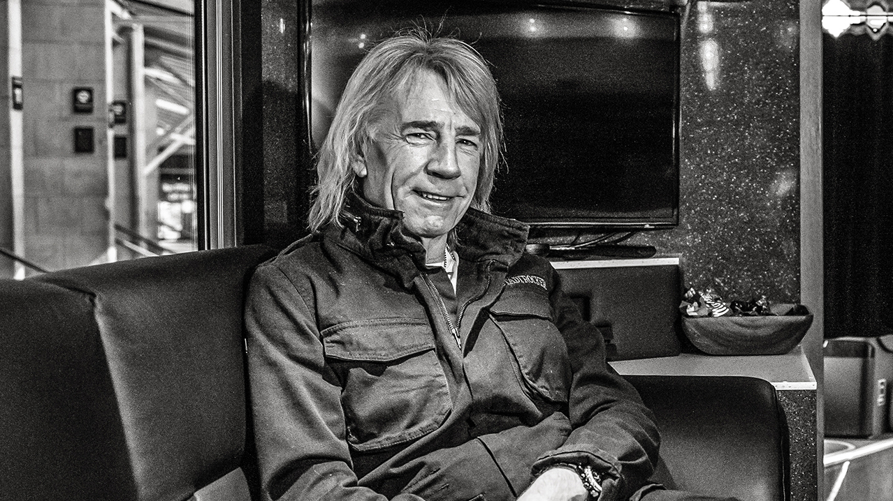 A photograph of Rick Parfitt sat in a cafe