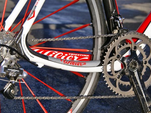 The dropped driveside chainstay guards against chain slap but makes for a somewhat tortuous cable path for the rear derailleur
