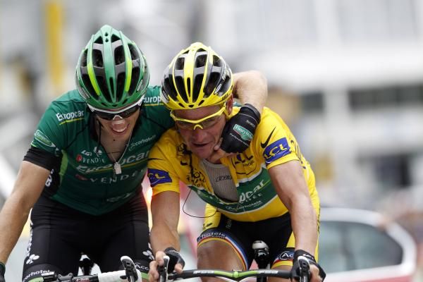 Voeckler thanks teammate Pierre Rolland for all his help