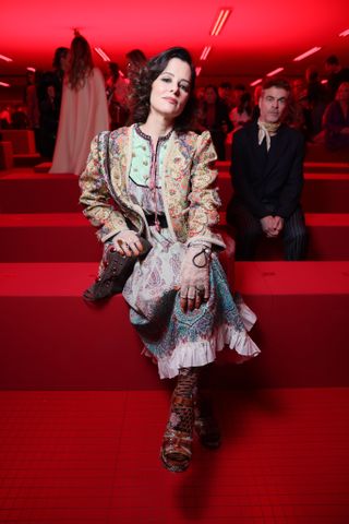 Parker Posey attends Valentino "Le meta-theatre des intimites" show as part of Paris Fashion Week on March 09, 2025 in Paris, France.