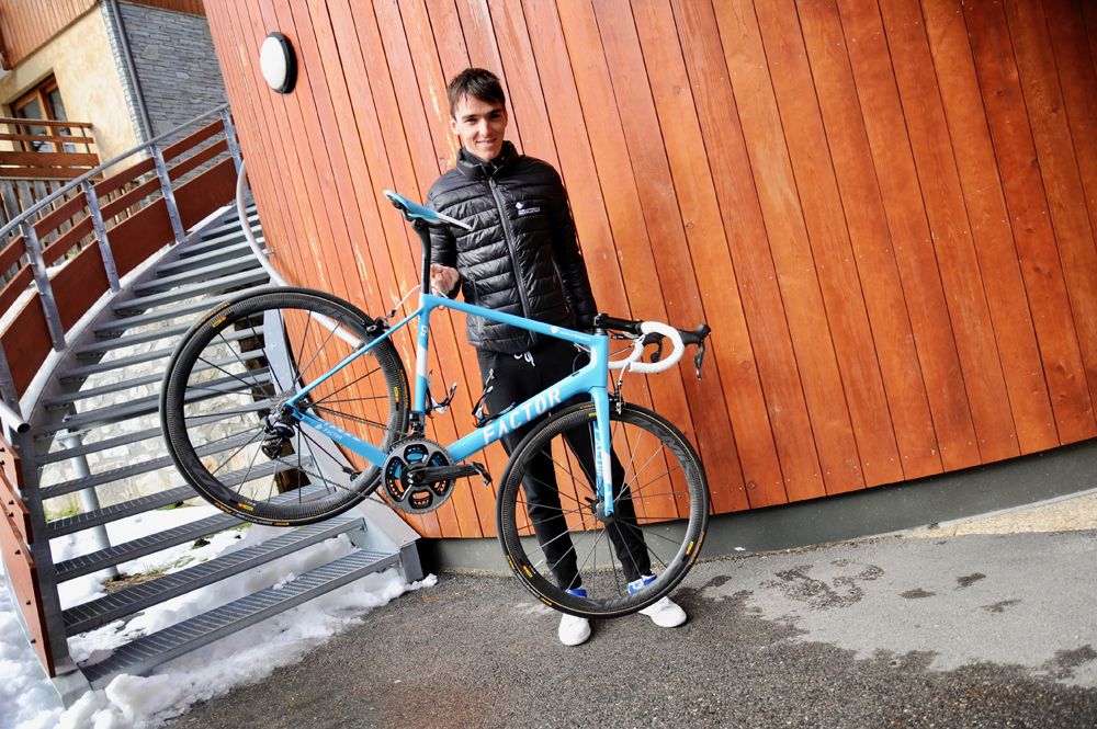 Romain Bardet lifts up the light new Factor O2