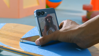 Samsung Galaxy Z Flip 5 in flex mode