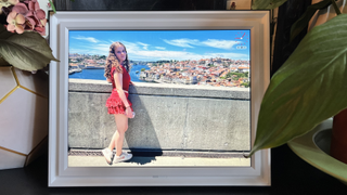 Pix-Star Lux 17-inch digital photo frame with image of a girl and city view