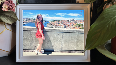 Pix-Star Lux 17-inch digital photo frame with image of a girl and city view