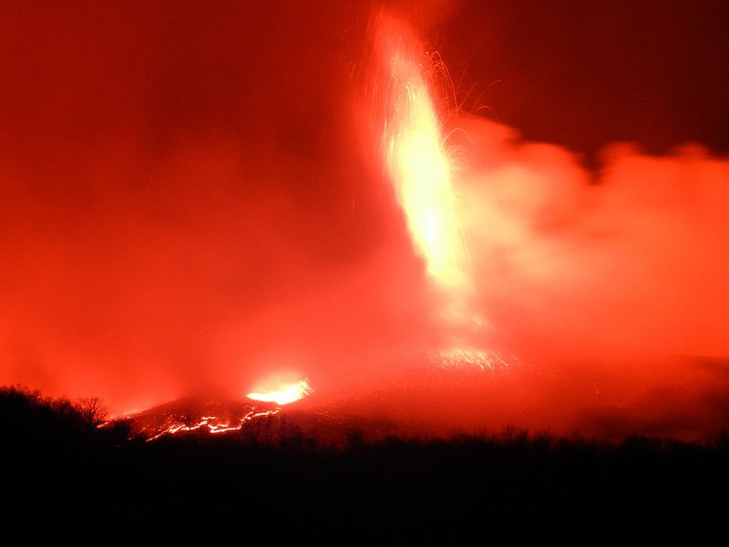 mount etna volcanic eruptions, mounta etna pictures, erupting volcano pictures, active volcanic eruptions