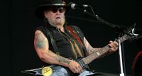 Outlaw country pioneer David Allan Coe plays a Dean Razorback live in concert