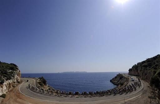 It's a beautiful day for racing as the peloton travels along Turkey's southern coast during stage six.