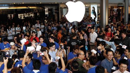 Crowded Apple retail store in Hong Kong © DALE de la REY/AFP via Getty Images