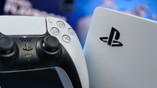 PS5 console en DualSense controller closeup