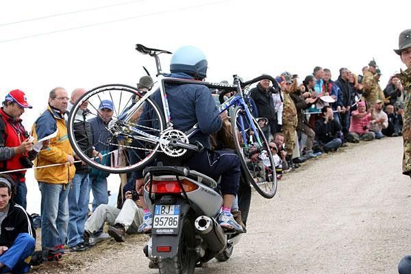 There were no following cars allowed but at least motorbikes, who had to carry the spare bikes, just in case.