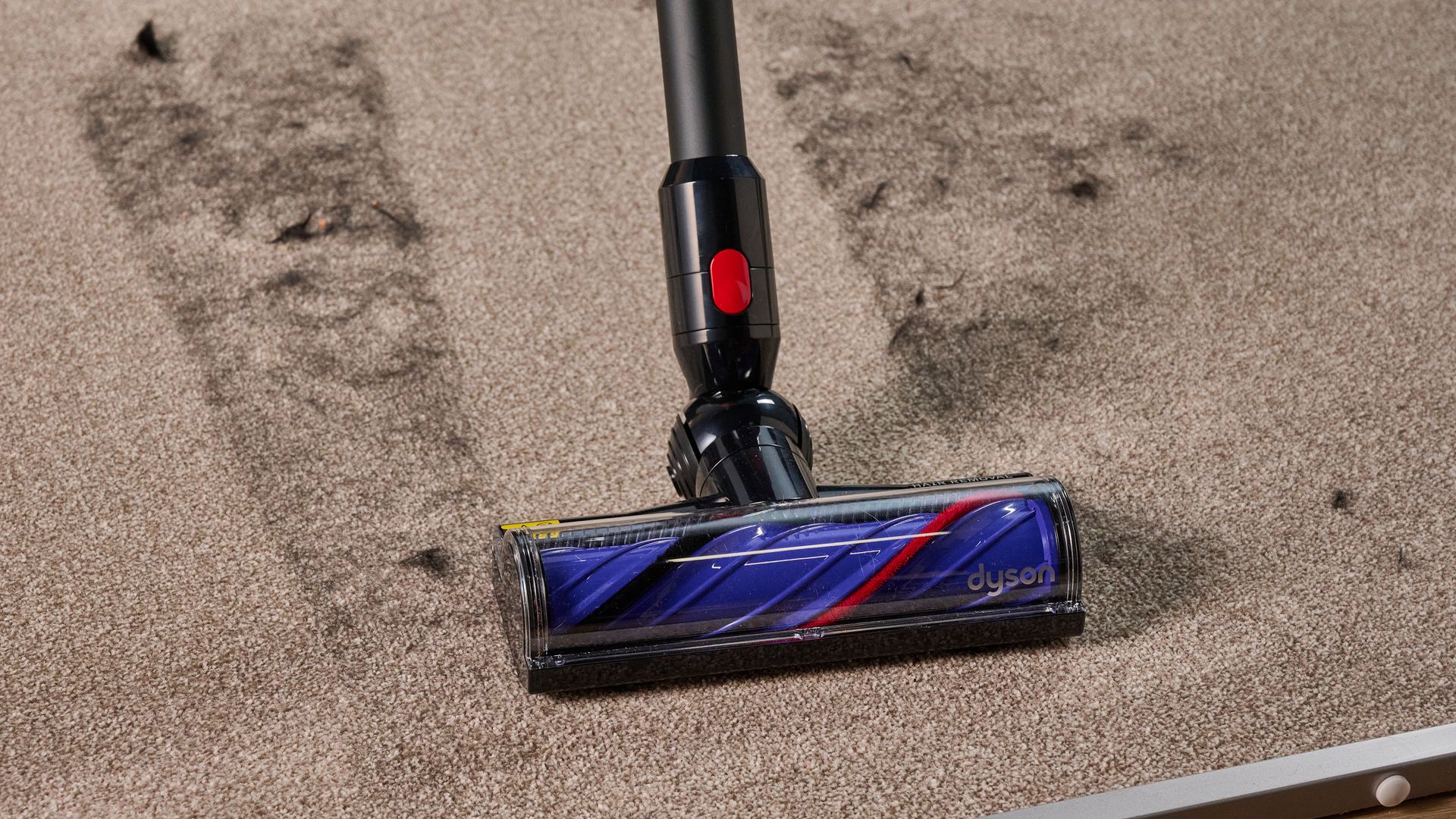 Dyson V8 Cyclone recogiendo pelo de mascota
