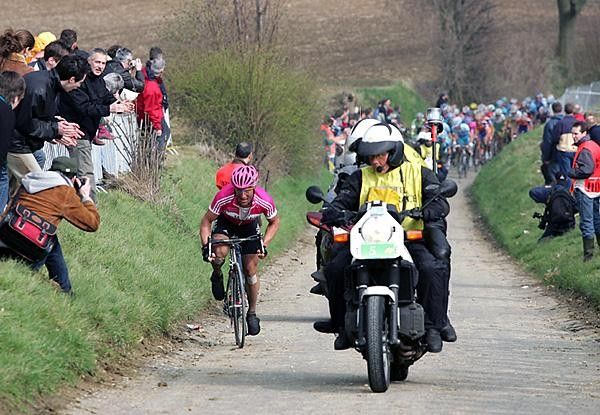 Steffen Wesemann (T-Mobile) with one of his attacks at the Gulperberg at less than 30km to go