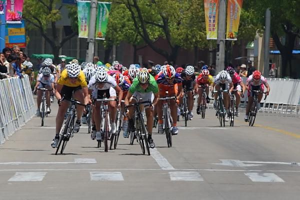 Ina Yoko Teutenberg (HTC - Columbia Women) beats Kirsten Wild (Cerv&eacute;lo TestTeam) in a photofinish to take the final overall classification in the Tour of Chongming Island. Rochelle Gilmore (Australia) finished third.